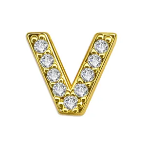 Detailgezicht van gouden letter V hanger met schitterende zirkonia stenen voor unieke stijl.