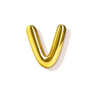 Nahaufnahme Detailansicht eines glänzenden goldenen Buchstaben V Anhängers für Schmuck.