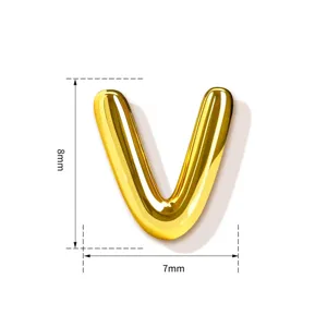 Goldene Buchstabe V Anhänger Detailansicht, kompakte 8x7mm Größe, glänzendes Schmuckzubehör.