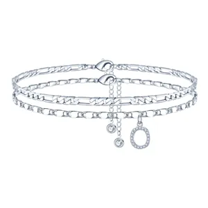 Bracciale da caviglia argentato a doppio strato con ciondolo a lettera e zirconi brillanti.