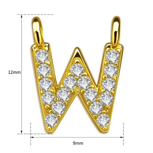 Nahaufnahme des goldenen Buchstaben W Anhängers besetzt mit funkelnden Zirkonia Steinen.