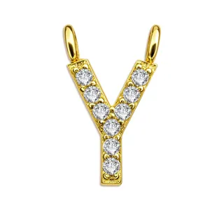 Detailansicht des vergoldeten Buchstaben Y Anhängers mit funkelnden Zirkoniasteinen für DIY Schmuck.