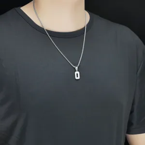 Collana con ciondolo digitale in acciaio inossidabile da uomo, design minimalista.