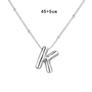 Collana con ciondolo lettera K gonfiata argentata, vista dettagliata, gioiello minimal.