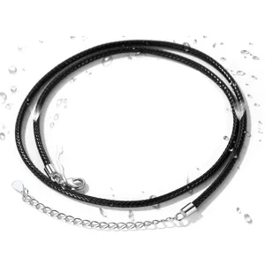 Dettaglio ravvicinato collana in corda di pelle intrecciata nera con chiusura.