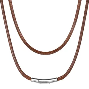 Vista dettagliata di una collana in corda di pelle intrecciata marrone con chiusura in acciaio.