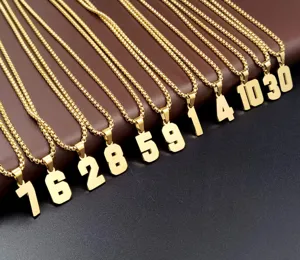 Vista dettagliata della collana con ciondolo numerico in acciaio dorato, stile sportivo.