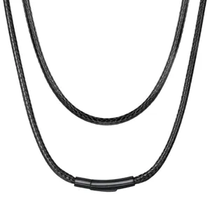 Primo piano dettagliato della collana con cordino in pelle intrecciata nera e metallo.