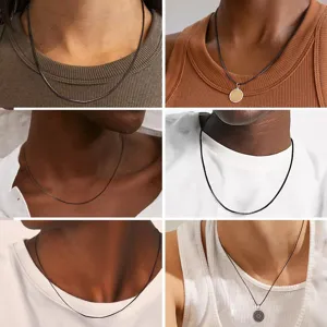 Collana minimalista in corda di pelle intrecciata nera, impermeabile e versatile per tutti i giorni.