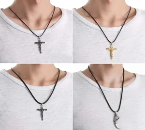 Collana minimalista in corda di pelle intrecciata impermeabile con crocifisso e zanna.