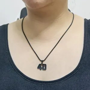 Primo piano dettaglio della collana con ciondolo numero 40 in acciaio inossidabile nero.