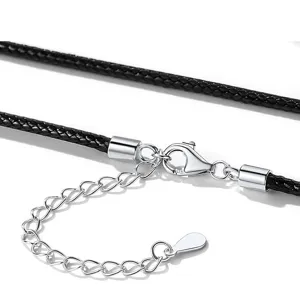 Collana con cordino in pelle intrecciata nera con chiusura a moschettone in argento 925.
