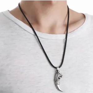 Collana da uomo con cordino in pelle nera e ciondolo dente di lupo vintage vista principale