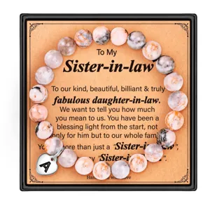 Bracelet en perles avec charm cœur lettre A, carte cadeau et boîte, vue détaillée.