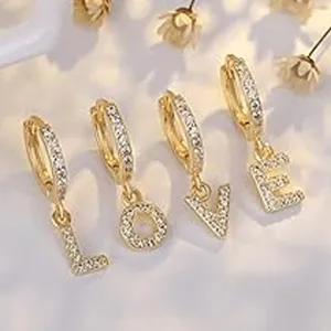 Orecchini a cerchio dorati con lettere L O V E pavè di zirconi, gioielli pendenti per donna.