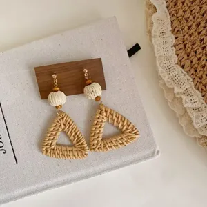 Zomervakantie stijl geweven rotan geometrische oorbellen met houten kralen en stijlvol design voor vrouwen.