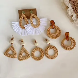Zomerse vakantie stijl geweven rotan geometrische oorknopjes met houten kralen en franje.