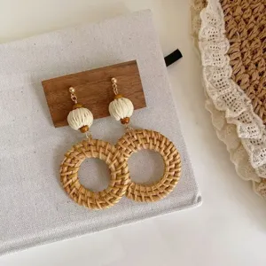 Zomerse resort stijl rattan geometrische oorbellen, natuurlijke geweven lichte chique sieraden.