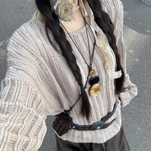 Collana in resina boho, ciondolo geometrico unico, elegante accessorio moda donna.