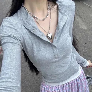 Dettaglio collana a strati in argento, accessorio di gioielleria con ciondolo a cuore donna.