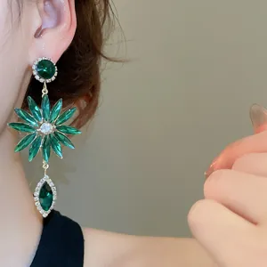 Boucles d'oreilles pampilles strass cristal émeraude style cour française, design luxueux.