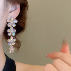 Gros plan détaillé de boucles d'oreilles frangées en cristal, style élégant.