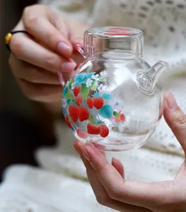 Glas Teekanne Detailaufnahme, transparentes Borosilikatglas mit süßem Erdbeer-Muster, Einzelgröße.