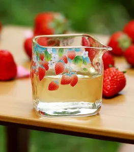 Tasse d'équité en verre carrée avec imprimé fraise, séparateur de thé résistant détail.