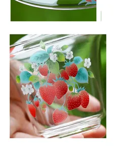 Transparante glazen Gaiwan theekop met schattige aardbeienprint voor dagelijkse thee bereiding.