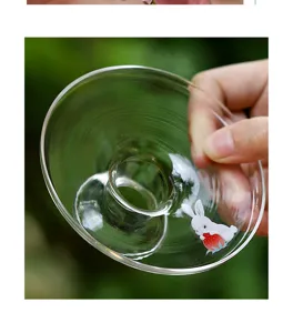 Glazen thee kop houder met schattig konijn aardbei patroon, helder borosilicaat theeservies.