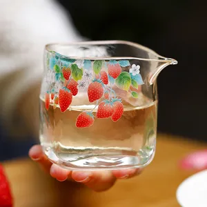 Mignonne Coupe d Équité en Vetre Carré Pichet à Thé en Borosilicate Résistant à la Chaleur Accessoires de Mer de Thé Peints à la Fraise