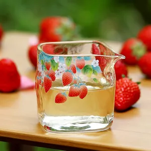 Tasse d'équité en verre clair théière avec motif de fraise mignon pour usage domestique.