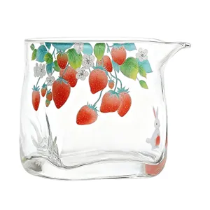 Pichet à thé en verre transparent avec joli motif de fraises et de lapin pour service à thé.