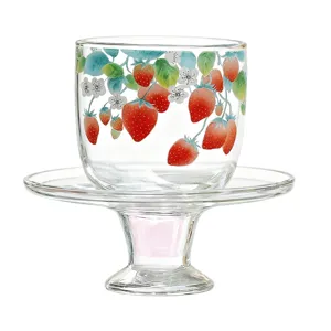 Glazen thee kop set met aardbei bloemen patroon en doorzichtige standaard voor thuis gebruik