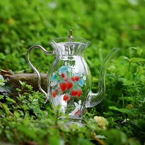 Théière en verre transparent avec joli motif de fraise et lapin pour usage domestique.