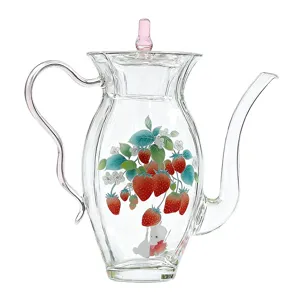 Théière en verre transparent avec poignée rose, couvercle et motif fraise et dessin animé.