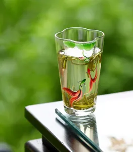 Squisita tazza da tè in vetro nuvola con disegno di pesce rosso dipinto, resistente al calore.