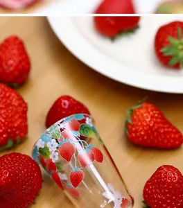 Taza de té de vidrio transparente con estampado de fresas, elegante vaso alto para la oficina.