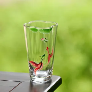 Nuovo Stile Cinese Tazza da Tè in Vetro Borosilicato Resistente al Calore Elegante Bordo a Forma di Nuvola Dipinta a Mano Pesce Rosso Loto Tazza Acqua Chiara