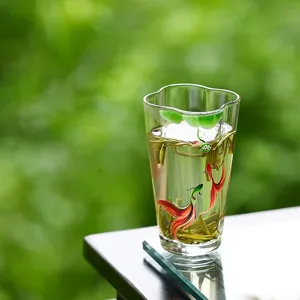 Splendida tazza da tè in vetro borosilicato di stile cinese con motivi di pesci rossi.