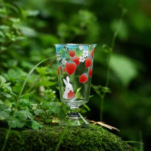 Linda Taza de Té con Tallo de Vidrio de Borosilicato con Patrón de Fresa y Conejo Mini Copa de Vino Transparente Taza de Té de Oficina Regalo