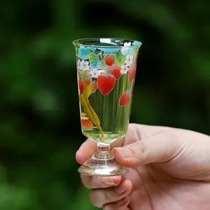 Elegante taza de té de vidrio de tallo alto con bonito patrón de fresa para hogar y oficina.