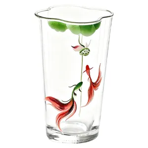Tazza in vetro borosilicato resistente al calore con elegante design di loto e pesci rossi.
