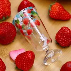 Hermoso vaso de vidrio con motivo de fresa elegante taza con tallo para oficina y hogar