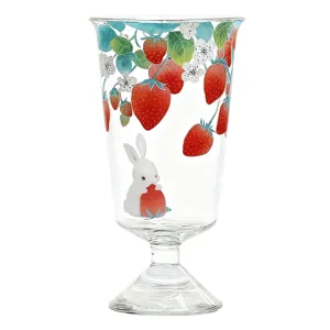 Copa de vidrio transparente con bonito patrón de fresas y conejo, elegante taza de té y agua.