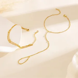 Conjunto de pulsera de mano multicapa dorada minimalista para estilo de moda femenina.