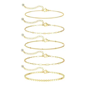 Set de 5 pulseras doradas minimalistas de moda con cadenas de extensión y dijes de circonita.