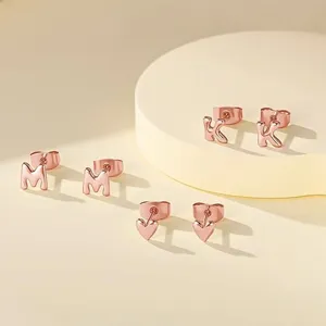 Set di orecchini a perno con lettera M K e cuore, gioielli delicati regalo donna.