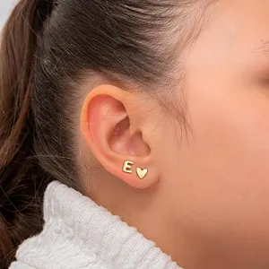 Orecchini a lobo con lettera E e cuore in oro per donne, gioielli minimalisti delicati.