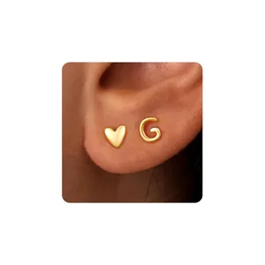 Set di orecchini a lobo con cuore dorato e lettera G, piccoli gioielli minimalisti donna.